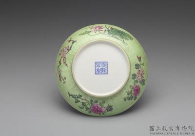 图片[3]-Dish with four-seasons flower inside a carved green exterior in falangcai painted enamels, Qianlong reign (1736-1795), Qing dynasty-China Archive